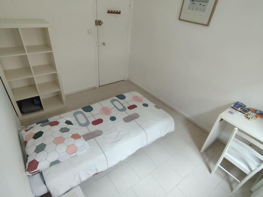 Private Room In Shared Apartment In The Center Of Niza Exterior foto